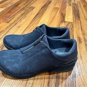 Women's Bzees Glade SlipOn Sneakers Sz 11M Us gray camo